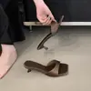 Primer Encuentro con las Sandalias de Tacón Alto Cuadradas de Estilo Coreano de Lujo Ligero, Sandalias Slip-On Versátiles con un Toque de Alta Gama y Tacones Delgados