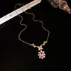 Collar Colgante Flor de Circonita Estilo Vintage Electrochapado en Oro Real, Cadena Clavicular de Lujo Ligero de Gama Alta, Joyería de Moda y Exquisita para Mujer