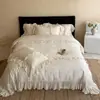 Conjunto de saia de cama de algodão estilo creme de quatro peças, capa de edredom de gaze bolha com renda estilo francês, macia e agradável à pele, adequada para todas as estações