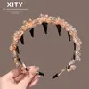 Tiara de Dentes com Flor de Cristal Champagne 2026 High-End Antiderrapante Acessório de Cabelo Elegante Versátil Que Faz o Rosto Parecer Menor