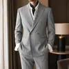 O terno masculino de duas peças com lapela entalhada é adequado para casamentos, festas, eventos de jantar, bailes de formatura e apresentações de palco.