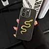 Capa de celular banhada a ouro com cobra para Apple 16promax personalidade 15 padrão de fio de ouro 12 tudo incluído 11 película para lente 13