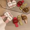 Pantuflas peludas con hebilla metálica únicas y sofisticadas para mujer, adecuadas para usar al aire libre en otoño e invierno, sandalias planas tipo slip-on de pelo de conejo auténtico a la moda