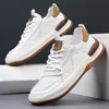 Zapatos de Hombre de Cuero Genuino Europeo con Suelas Gruesas, Zuecos Casuales Transpirables Huecos, Zapatos Blancos de Hombre 2026 Otoño Nuevos y Modernos