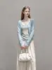 Atuendo chic de estilo coreano: un cárdigan azul, una camiseta de manga larga y un top tipo camisola, perfectos para usar en capas a principios de otoño. Conjunto de dos piezas, estilo 25742