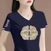 Camiseta de manga corta para mujer de comercio exterior transfronterizo con excedente, marca, con diseño estampado, top moderno de cuello en V para madres