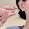 Pendientes de pin de fila de tres garras incrustados de circonita, diseño único de nicho femenino, pendientes de alta gama, pendientes exquisitos de cobre chapado en oro real