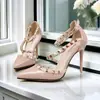 Sandalias Minimalistas con Tira de Remaches para Mujer 2025 Nueva Moda Boca Baja Charol Tacón de Aguja Europeos y Americanos Sexy Tacones Altos