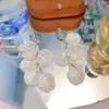 Brincos Minimalistas Longos Flor de Concha Branca 2026 Novo Tendência Nicho Brincos de Luxo Leve Acessórios de Orelha Frescos Versáteis Elegantes