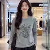 Camiseta de manga larga para mujer, corte regular, longitud corta, con estampado de letras retro americanas y cerezas, capa base para otoño 2026