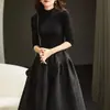 Outono e inverno de 2023 novo material texturizado malha outono e inverno manga longa pequeno vestido preto emagrecedor saia-calça de lã vestido