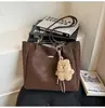Nova Bolsa Retrô de Alto Padrão para Inverno 2025 para Mulheres, Bolsa de Ombro de Nicho de Grande Capacidade, Bolsa Tote Casual para o Dia a Dia, Tendência
