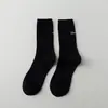 Meias Longas Outono e Inverno Masculinas e Femininas ins Tendência Letra P Meias de Comprimento Médio Meias de Algodão Japonesas e Coreanas Absorventes de Suor Meias Esportivas de Tubo Longo para Casais Meias Femininas