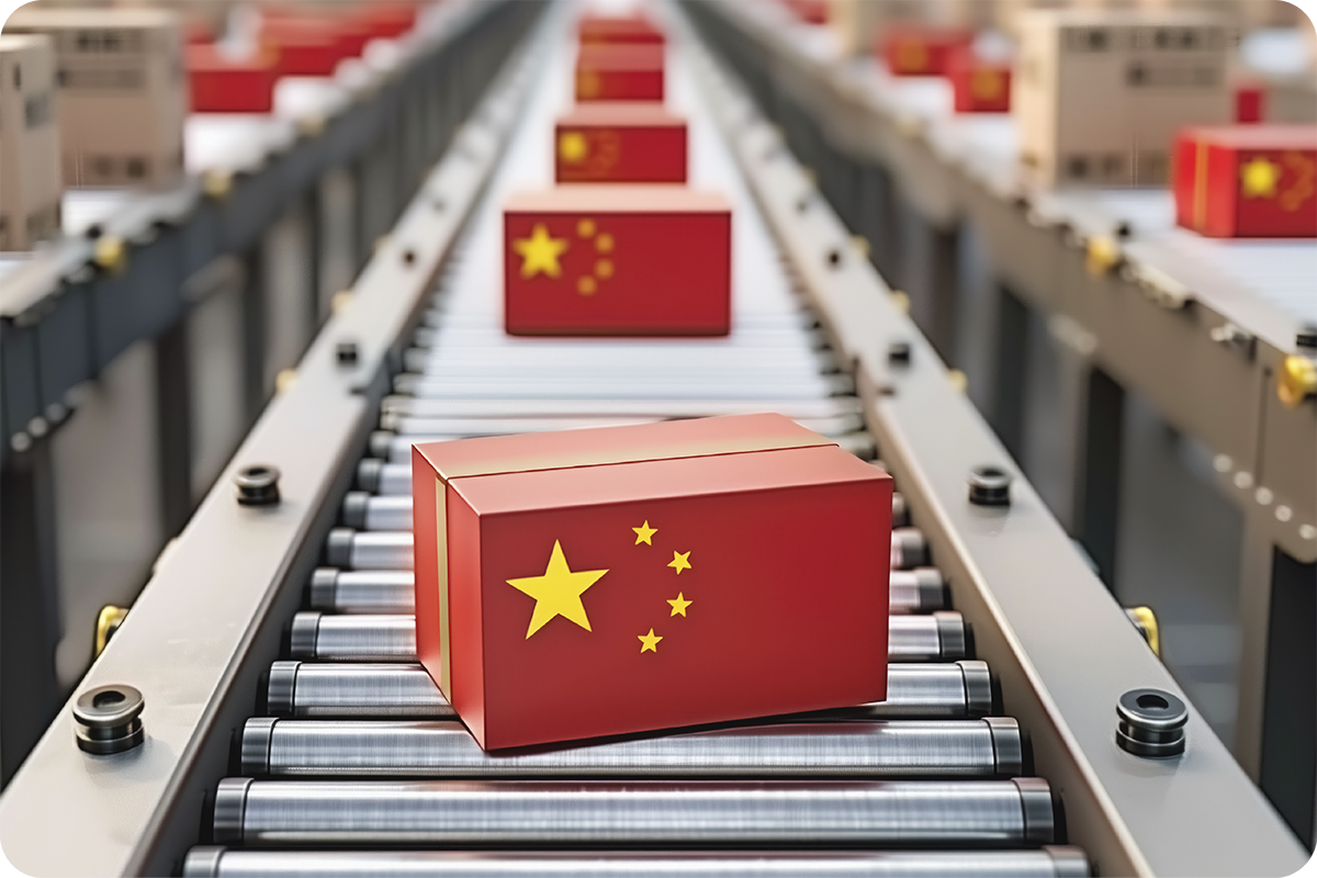 Caixas com estampa da bandeira da China em esteira de produção industrial, representando o MOQ na importação da China e a negociação de quantidade mínima com fábricas