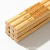 Hashis de Bambu Esculpido Sem Tinta ou Cera, Gravado com as Palavras "Lar e Tudo Próspero, Fabricante de Hashis para Hot Pot, Preço Baixo"