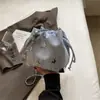 High-end Sense Metal Bow Bucket Bag Feminino 2024 Verão Novo Elegante Nicho Drawstring Bag Moda Bolsa Feminina
