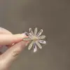 Nova moda 2023 Broche de Margarida Acessórios femininos de alta qualidade, elegantes e versáteis Broche anti-exposição para terno de celebridade da internet