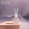 Botella cuadrada de perfume blanco mate con difusor, con flores secas y varillas difusoras, para uso como fragancia para el hogar, adecuada para dormitorios