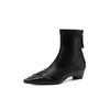 Botas Elegantes Estilo Coreano para o Trabalho Salto Baixo Bico Fino Delicado Emagrecedoras 2026 Inverno Salto Médio Pele de Ovelha Elástico Versátil Botas de Cano Curto Femininas