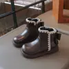 Botas de couro para meninas, novos estilos outono/inverno, com design de laço, botas Martin infantis, botas curtas estilo doce e princesa, disponíveis em tamanhos médios e grandes