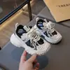 Sapatos de pai de celebridade da internet feminino 2025 novo verão mostra pés pequenos sola grossa que aumenta a altura respirável sujo casual sapatos esportivos sandálias