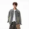 Chaqueta de mezclilla vintage lavada y desgastada estilo americano para hombre, nueva colección otoño 2026, con un look genial y elegante y un cuello de solapa.