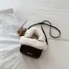 Bolso de Mujer Otoño e Invierno Bolso de Mano de Felpa Suave Bolso Cruzado de Hombro Versátil Nuevo Retro para Mujer 2026