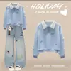 Camisa polo dulce y linda con corbatín y pantalones de mezclilla de Hello Kitty, modernos y elegantes - un conjunto de dos piezas para niñas