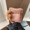Pedido Extranjero Nicho Mujer Nuevo Estilo 2026 Otoño e Invierno Felpa Hombro Único Retro Mate Versátil Bolso Cruzado Cubo