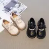 Novos sapatos de boca rasa de salto único com laço sapatos de couro sola macia infantil sapatos de outono de princesa Mary Janes doces Lolita para meninas