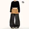 Calça Casual Yongfang Estilo Americano com Xadrez Azul e Corte Curvo para Homens e Mulheres, Design Xadrez com Blocos de Cor e Apliques de Pelúcia, Calça Wide-Leg Tendência