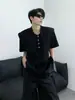 Camiseta Acolchada de Hombro con Diseño Único de Cuello en V Desestructurado para Hombre, Estilo Veraniego High Street Americano, Manga Corta, Fresca y Elegante, Aspecto de Alta Gama