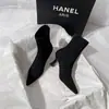 Botas de Cano Curto Pretas de Salto Alto Chuyuji para Mulheres, Novo Estilo Inverno 2026, Bico Fino, Botas Slim Elásticas, Salto Fino, Botas de Cano Curto em Camurça