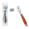 Venta al por mayor de fábrica acero inoxidable mango de madera cuchillo raspador para eliminar piel muerta callosidades cuchillo de pedicura córnea tabla para frotar pies