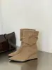 Botas de tornozelo de novo estilo com bico fino, salto anabela e efeito emagrecedor, apresentando um design plissado, perfeitas para mulheres baixinhas, com um visual chique francês e moderno para o outono de 2026