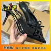 Zapatos de Tacón Alto Franceses de Alta Gama con Punta Fina y Corte Bajo 2026 Otoño/Invierno Nuevos Sandalias Versátiles de Tacón Fino con Lazo y Espalda Descubierta para Mujer