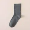 Calcetines negros de media pantorrilla para hombre, acanalados, color liso, estilo de negocios, adecuados para ir al trabajo y para vestir formal, transpirables, finos, versátiles, para primavera y verano