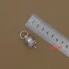 Una variedad de accesorios de juguete para manualidades con cabeza colgante de plata y oro galvanizado, material de bricolaje con cuerda para colgar la cabeza de 1 a 3 cm