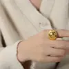 Anel Assimétrico de Titânio Banhado a Ouro 18K, Estilo Francês Novo, Simples e Único, Design de Nicho, Joia da Moda e Versátil para Mulheres
