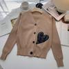 Cardigan de malha outono 2024 abotoamento simples decote V manga longa caimento slim coreano colagem de amor casaco pequeno top feminino