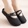 Nuevas pantuflas cerradas antideslizantes de suela plana para madres de mediana edad, pantuflas perforadas de suela plana de cuero sintético para que las mujeres las usen afuera