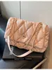 Bolsa de Axila Acolchoada com Corrente de Luxo 2025 Novo Estilo Coreano Versátil Pequena Quadrada de Ombro Único Bolsa de Algodão Bolsa Transversal