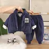 Conjunto Outono e Inverno para Meninos 2025 Novo Estilo Bebê Casual Quente Colete Infantil Aveludado Espesso Conjunto de Três Peças Roupas Infantis Tendência