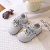 Tênis esportivos para meninas 2026 laço de renda para bebês sapatos casuais de sola macia para crianças pequenas e médias tênis de corrida antiderrapantes atacado