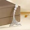 Broche Cauda de Peixe de Pérola para Mulheres, Fivela Anti-Exposição de Alta Qualidade, Design de Nicho, Acessórios Populares para Roupas, Alfinete de Gola Elegante