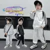 Conjunto Esportivo Masculino 2023 Outono e Inverno Novo Estilo Roupas Infantis Médias e Grandes Conjunto de Duas Peças Estilo Ocidental Moletom Calça Bebê Tendência