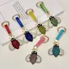 Llavero de aleación transfronterizo creativo y adorable con adornos de diamantes, con un diseño de abeja pequeña, un accesorio de alta gama y lujoso para bolsos y llaves de coche
