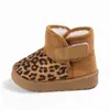Botas de neve infantis com estampa de leopardo, botas de algodão felpudo de inverno para meninos e meninas com velcro, botas curtas quentes de sola macia para bebês