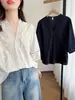Camisa de renda com retalhos e decote V vazado, elegante, moderna, versátil, requintada, estilosa, essencial para sessões de fotos, camiseta única e bonita