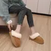Populares pantuflas peludas de suela gruesa para mujer, nuevo estilo invierno 2026, adecuadas para usar al aire libre en el noreste de China, con tacón elevado, puntera cerrada y pantuflas gruesas de algodón forradas de felpa
